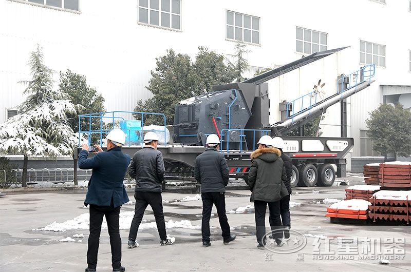 車(chē)載流動(dòng)碎石機(jī)廠家價(jià)格實(shí)惠，客戶現(xiàn)場(chǎng)參觀